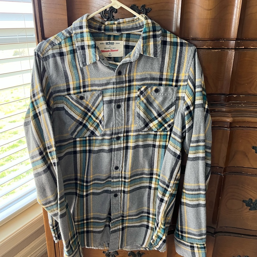 Urban Pipeline boys size XL gray with blue flannel long sleeve in good condition